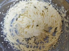 逐次少量加入全蛋液，每次都搅打到完全吸收，再加入下一次，