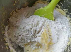 全部搅匀至没有水油分离的情况，筛入低筋粉拌匀