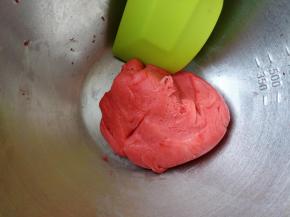 取1/3的面团，逐量加入红曲粉或食用色素，直到拌匀至想要的红色