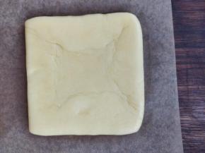 另外2/3的原色面团，在两张油纸间擀成表面平整的大块，厚度于薯条厚度类似，放入冰箱将面团冻硬