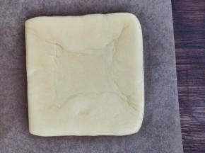 另外2/3的原色面团，在两张油纸间擀成表面平整的大块，厚度于薯条厚度类似，放入冰箱将面团冻硬