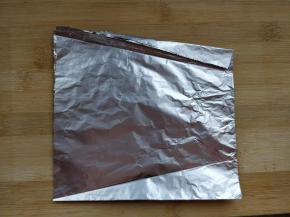 取一张锡纸，折成如图的形状