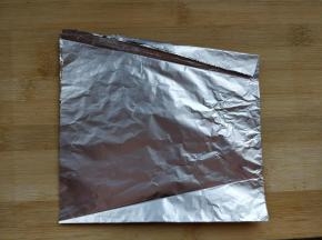 取一张锡纸，折成如图的形状