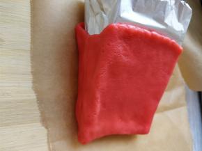 侧面是这样的。边缘最好用锋利的刀切，因为用手操作的时候，很容易使面团变软，边缘就不光滑了，烤出来会影响效果