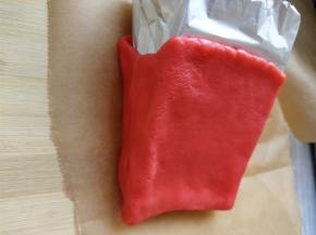 侧面是这样的。边缘最好用锋利的刀切，因为用手操作的时候，很容易使面团变软，边缘就不光滑了，烤出来会影响效果