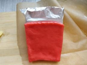 同样制作两片，覆盖在锡纸上，两边接缝捏好。锡纸内部用一个金属的模具支撑一下。我用的是慕斯模