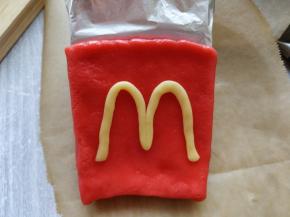 放到红色口袋表面，稍按压一下