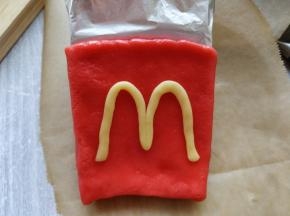 放到红色口袋表面，稍按压一下