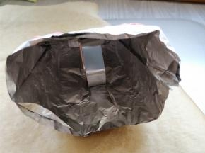 烤好后稍晾凉，将内部支撑的金属模具取出