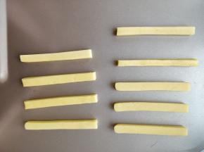 将在冰箱中冻硬的面团用刀切成薯条样的长条