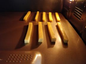 放入烤箱中层，上下火150度，烤12-15分钟左右，要表面稍稍上色即可