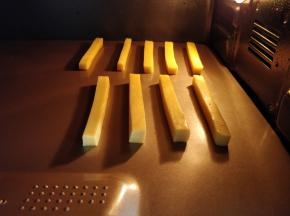 放入烤箱中层，上下火150度，烤12-15分钟左右，要表面稍稍上色即可