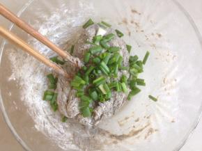 拌成团之后加入葱花