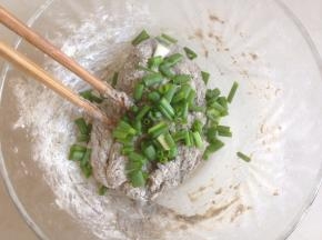 拌成团之后加入葱花