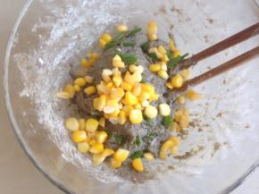 玉米粒用水煮5分钟，沥干水分后加入