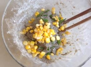 玉米粒用水煮5分钟，沥干水分后加入