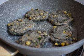 锅里放油，加热后放入豆渣饼，用铲子压扁一点，两面都煎一煎