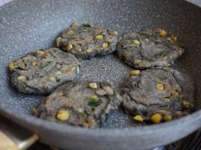 锅里放油，加热后放入豆渣饼，用铲子压扁一点，两面都煎一煎