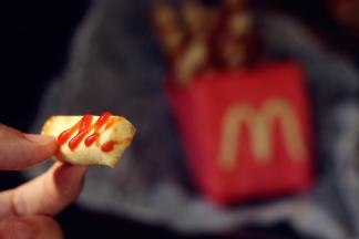 咬一口，饼干香酥，有淡淡的奶香味儿