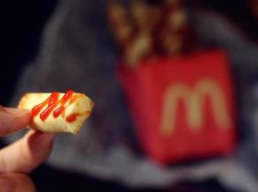 咬一口，饼干香酥，有淡淡的奶香味儿