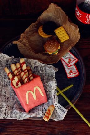 将薯条饼干装入红色口袋里即可