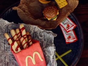 将薯条饼干装入红色口袋里即可