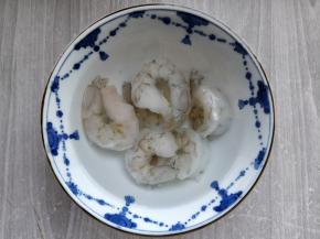 冷冻虾仁在冷水中解冻，如果是鲜虾，直接洗净开背去沙线