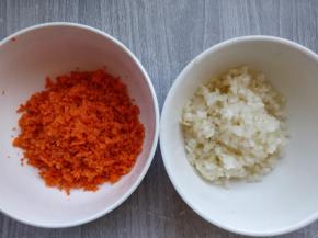 胡萝卜和白菜帮洗净切碎末