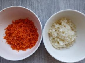胡萝卜和白菜帮洗净切碎末