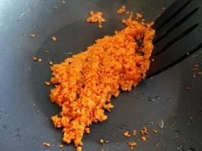 热锅热油，小火，下胡萝卜、白菜帮、盐稍炒一下。这样白菜帮做馅的时候不容易出汤，胡萝卜用油炒过，味道更好，而且胡萝卜素也容易吸收。