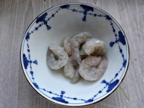 虾仁加少许鸡粉抓匀，腌制片刻后切碎，和胡萝卜白菜拌匀。我用的南美白虾仁，并没有腥味，所以就没加料酒，少许鸡粉提鲜就可以了。