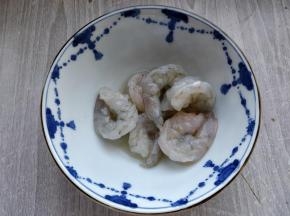 虾仁加少许鸡粉抓匀，腌制片刻后切碎，和胡萝卜白菜拌匀。我用的南美白虾仁，并没有腥味，所以就没加料酒，少许鸡粉提鲜就可以了。