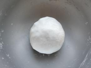 逐次少量加入沸水，先用筷子，再用手揉成光滑的团，面团此时是不黏手的。盖上保鲜膜，饧面十分钟。