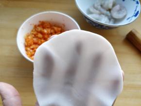 先做虾头：将面团在面案上擀成薄片，用圆形碗口扣出圆形薄片，再用擀面杖旋转着，稍微擀薄些