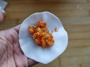 加一勺内馅在面皮中间