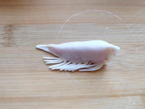 用剪刀剪出腿部，剪去多余的部分，头部大致的样子就做好了