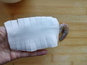 另取一块面团，擀成长方形薄片，两边切如图的切口