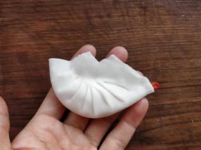 另一侧也同样捏好，然后将两侧捏在一起，用剪刀剪掉多余的部分