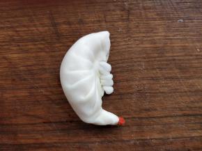 尾部用一颗枸杞塞好，搓细条做成小腿，身体就完成了