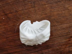 也可以将两侧都捏好，形成个半圆的空壳再填馅，之后的步骤一样