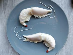 在涂了油的盘子上摆好，入蒸锅，水开后大火蒸10分钟即可。