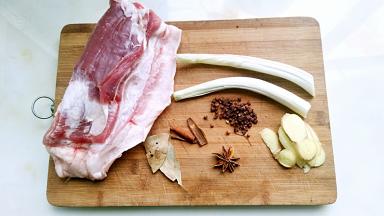 准备香料和五花肉。