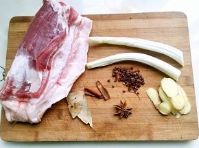 准备香料和五花肉。