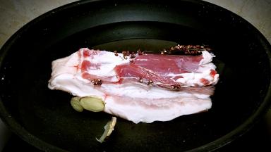 五花肉用花椒粒和生姜片进行戳水去腥。