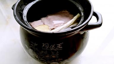捞出冲洗干净血沫，姜片大葱，香料用料盒装起来一起入锅，加入适量清水，不需要太多的水，因为砂锅不费水。