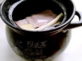 捞出冲洗干净血沫，姜片大葱，香料用料盒装起来一起入锅，加入适量清水，不需要太多的水，因为砂锅不费水。