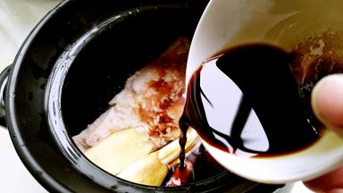 放入生抽，老抽，砂糖，米酒。