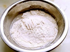煲肉的时候开始做面团。
面粉，发酵粉，温水混合。