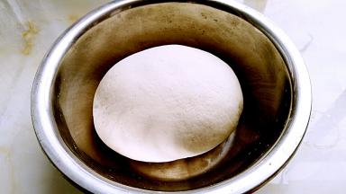 揉成稍微硬一点的面团，盖上保鲜膜进行发酵。
面团要比饺子面稍微硬一些。