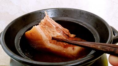 肉也已经煲好了，用筷子轻松插透，这个时候调入盐4克，断火进行腌制。